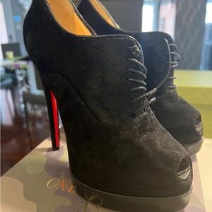 The shoes are new, we bought them in France and never wore them.